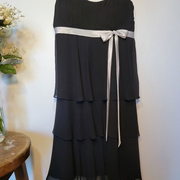 BLACK flowy 3 tiered dress with white high-waisted ribbon. SLfashions. Sz.6 - Picture 3 of 7